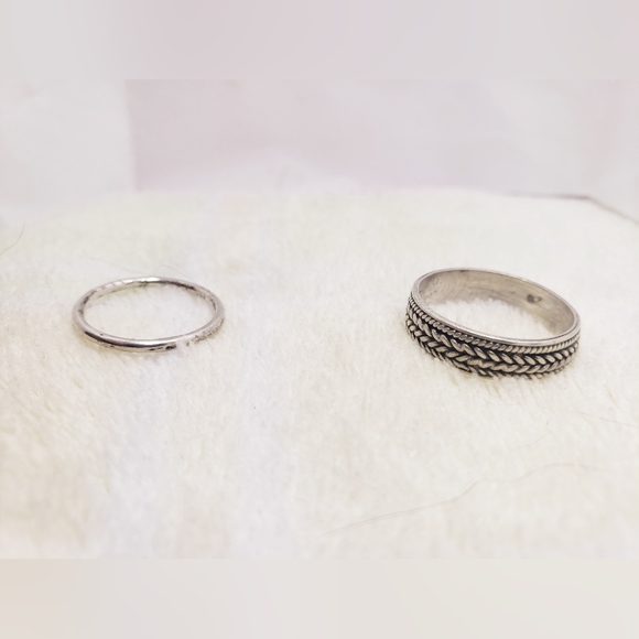 Two 925 Sterling Silver Band Rings - Picture 3 of 4